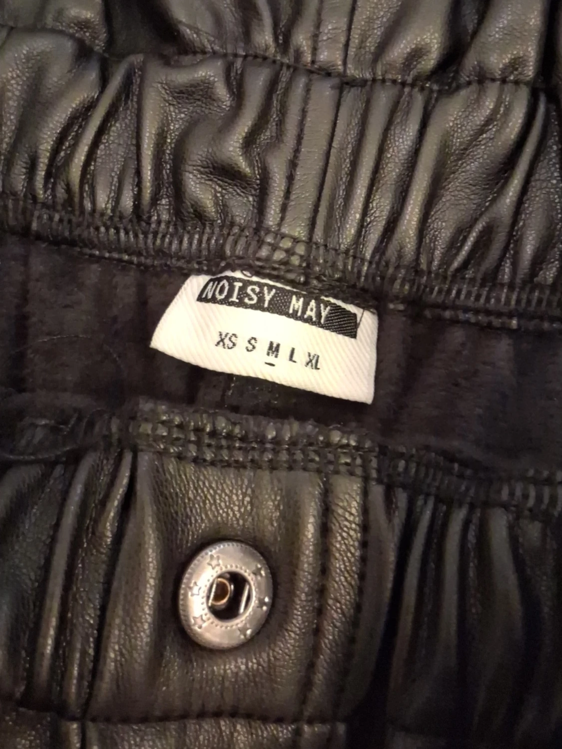 Svart kortkjol i skinn från Noisy May - 1