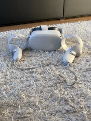 Meta Quest 2 VR-headset med handkontroller - Meta Quest 2 VR-headset med två handkontroller. Till salu trådlös på grund av mina syskon använder inte den längre 