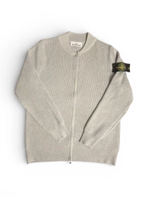 Stone Island stickad zip-tröja/cardigan - Stone Island stickad zip-tröja i ljusgrå färg. Klassisk modell med ikoniska Stone Island-badgen på armen. Tidlös, stilren och lätt att matcha – perfekt året runt.  ✔️ Skick: mycket bra ✔️ Storlek: Orginal M Sitter som S ✔️ Färg: Ljusgrå ✔️ Original Stone Island  Snabb frakt. Pris kan diskuteras vid snabb affär.  #stoneisland #stoneislandknit #stoneislandzip #stoneislandcardigan #stoneislandbadge #designer #designerwear #premium #highend #luxury #streetwear #casual #smartcasual #herrmode #fashion #tr