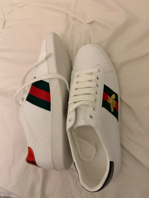 Gucci ace skor - Helt nya gucci ace skor, fick dom i julklapp men passar tyvärr inte mig. Pris kan diskuteras