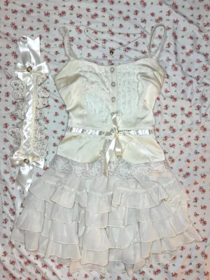 Lolita top - SKRIV INNAN KÖP💗Vacker off-white/cream Lolita-stil top med spetsdetaljer, hjärtformade knappar och satinband runt midjan💗Storlek S💗 Kjolen finns att köpa separat