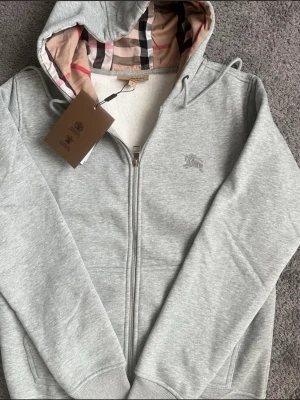 Burberry kofta  - Liknande som u bilden men zippen är sönder o går nt zippa upp annars bra lite sliten bra material 