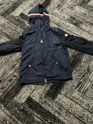 Marinblå vindjacka från Moncler - Säljer denna snygga moncler windbreaker. Perfekt till den våren och till dig som vill lyfta sin stil den har även NFC Scan 