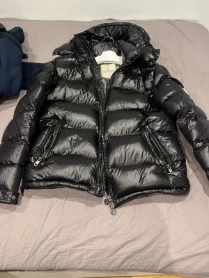 Moncler Maya - Hej, säljer min Moncler Maya då den inte används, storlek 2/S M. Hör av dig vid intresse.