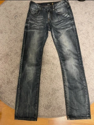 Archive Grisch Jeans (Smog) - Säljer nu mina riktigt schyssta Smog jeans. Dom är i perfekt skick och inga skador, dom är välbehållna och passar till allt. Det är ett par vintage jeans och dom har den looken som är extremt populärt just nu.  Storlek 29/32 jag skulle säga att de passar större