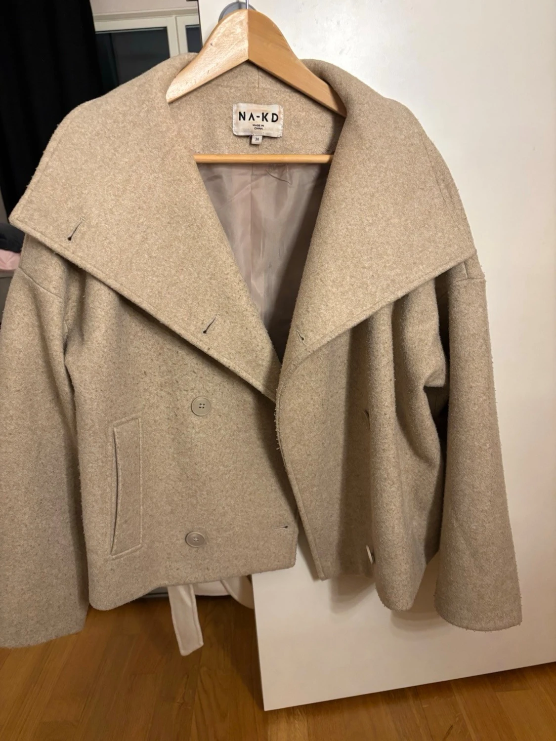 Beige kappa från NA-KD