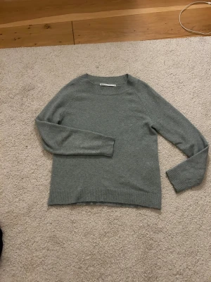 Ljus grön stickad tröja från ONLY - Mysig ljus grön stickad tröja från ONLY i storlek XS. Tröjan har rund halsringning, ribbade muddar och är långärmad. Perfekt för lager-på-lager och enkel att matcha med jeans eller kjol.