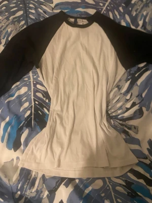 Cool baseball tröja - Har inga defekter. Är köpt secondhand, men har ej använts av mig på grund av storlek. Har storlek M, vilket kan ses på en av bilderna