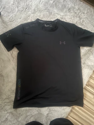 Under armour T-shirt  - Den är helt ny utan prislapp och den är i bra skick jag skickar fort den är svart