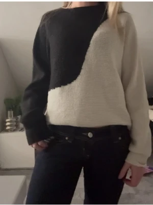svart vit stickad tröja  - En super snygg svart vit stickad tröja i storlek S. Den kommer ifrån Y.A.S. ny pris 599!!❤️