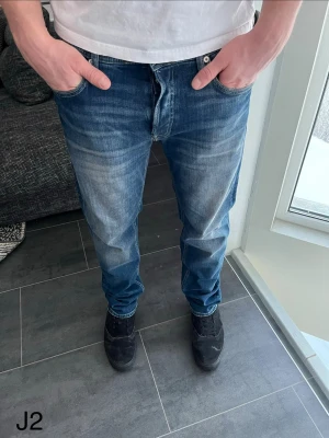 Blå jeans från Jack & Jones - Säljer ett par klassiska blå jeans från Jack & Jones med Tapered/Mike  passform.  Hör av er vid minsta funderingar!