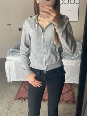 Juicy Couture tröja - Grå juicy couture tröja med JC på bröstet och ett J på dragkedjan. Jätteskön och fin tröja som jag säljer för att den inte kommer till användning. 💕💕Tröjan är i barn storlek 12/13 år