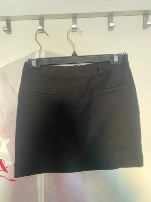 Kostymkjol H&M - Kort kostymkjol från hm. Knappt använd, mycket bra skick, inga defekter. Säljer pga att den tyvärr är för liten. Stängs med dragkedja i sidan. 