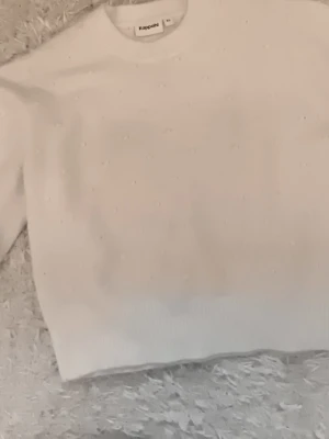 Vit stickad tröja med prickar Kappahl XS - Supersöt vit stickad tröja från Kappahl i storlek XS. Tröjan har diskreta stickade prickar över hela och ribbade muddar vid ärmslut och nederkant. Perfekt till höst och vinter för en clean och mysig look.