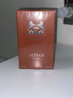 Althaïr Eau de Parfum 125ml - Upptäck Althaïr från Parfums de Marly – en elegant doft i generös 125 ml flaska. Tillverkad i Frankrike och perfekt för dig som vill sticka ut med en exklusiv touch. En modern klassiker för dig som gillar lyxiga detaljer.