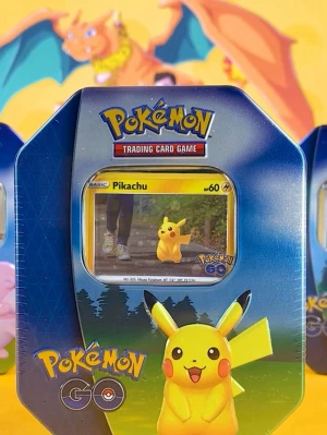 Pokémon GO Tin: Pikachu (Sealed). - Helt ny och oöppnad Pokémon GO Tin med Pikachu-motiv!  Denna populära plåtask från 2022 års Pokémon GO-serie är ett måste för samlare. Eftersom den är fabriksförseglad (Sealed).  Innehåll i asken: • 4 stycken Pokémon GO Booster Packs (för att jaga sällsynta kort) • 1 styck exklusivt foil promokort med Pikachu • 1 ark med färgglada klistermärken • En hållbar plåtask med snygg Pikachu-design, perfekt för förvaring av din samling Skick: • Helt ny/Nyskick. • Originalplasten sitter kvar och är i myck
