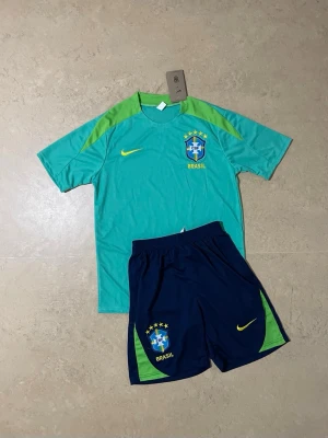 Brasil Tracksuit - Säljer denna riktigt snygga tracksuiten för ett himla bra pris,skriv till om ni är intresserade eller har några funderingar!