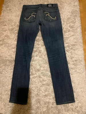 Rock & Republic blå jeans med brodyr - Snygga blå jeans från Rock & Republic 