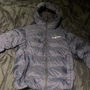 Mörkblå vinterjacka från sailracing - Skick 9-10. Storlek 170cm. Nypris 2600kr.