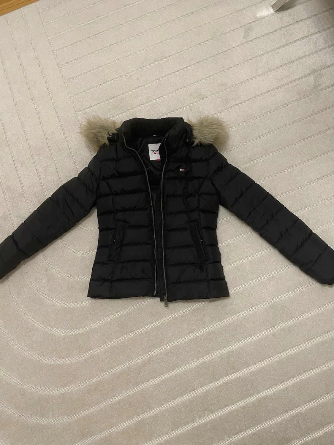 Svart pufferjacka Tommy Jeans XS