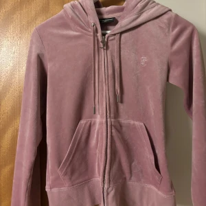 Juicy velour zip hoodie rosa - Har även byxorna i samma färg som kan säljas, skriv om intresserade 💕