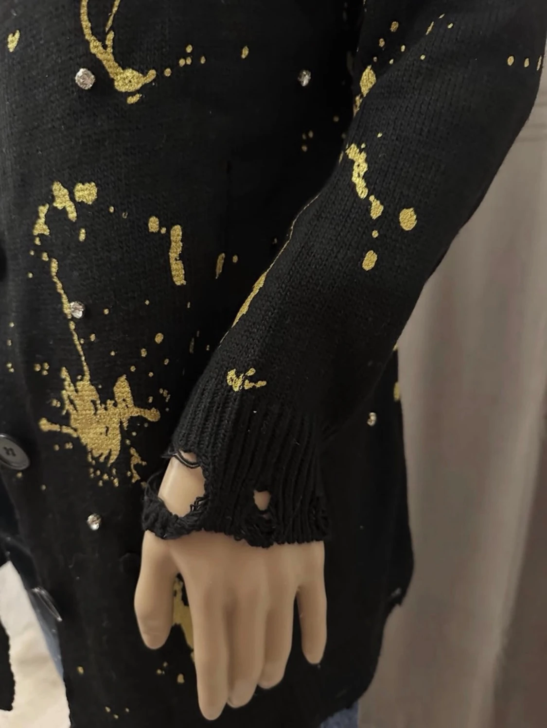 Svart kofta med guldstänk och pärldetaljer - 2