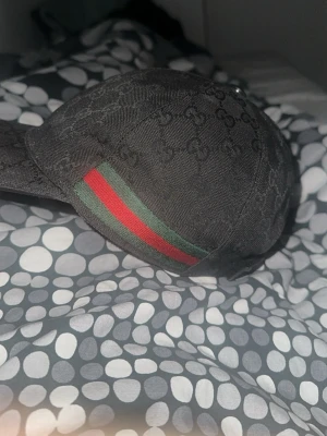 Gucci keps svart Canvas - Gucci keps svar Canvas modellen till salu då den ej används längre jätte fräsch för att vara gamla modellen då lappen är svart. 