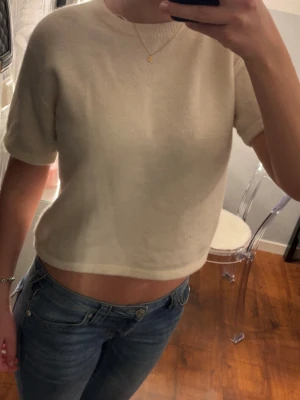 Stickad tröja från Gina Tricot  - Cremevit tröja ifrån Gina Young i storlek 158/164. Knappt använd alls och inga defekter. Säljer då den sticks lite och är väldigt känslig för det. 