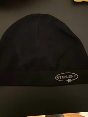 Starlight mössa  - Starlight mössa svart väldigt bra kondition har knappt använt den.