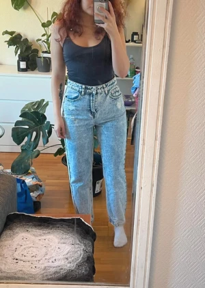 Ljusblåa jeans - Säljer ett par ljusblå jeans från SHEIN i storlek 38 dom har hög midja och raka ben. Jeansen har slitningar vid fickor och benslut.  Använda fåtal gånger men är i fint skick