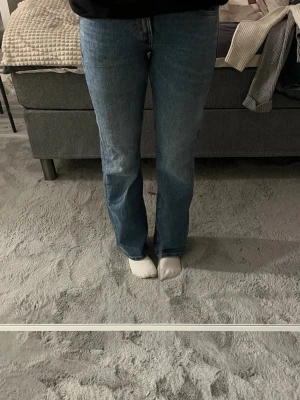 Blå jeans med raka ben - Säljer ett par blå jeans från bikbok då de har blivit försmå på mej ☺️