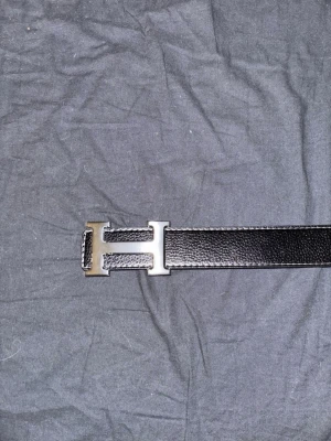 Hermens bälte - Säljer detta fina svarta bältet det är aldrig använt och väldigt snyggt det är 110cm långt 