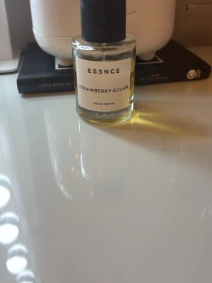 ESSNCE Strawberry Eclair EdP - 50% kvar i  flaskan 
