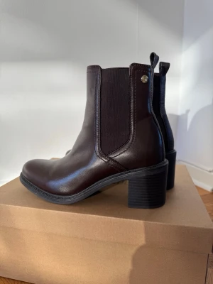 Mörkbruna chelsea boots - Snygga mörkbruna chelsea boots med elastiska paneler på sidorna och dragflikar bak. Som nya. 