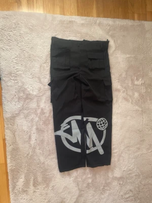 Minus Two cargos  - Säljer mina Cargo byxor, är i väldigt bra skick aldrig använt utomhus 