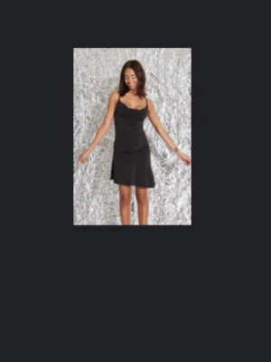 Svart kort klänning från NA-KD - Supersnygg svart kort klänning från NA-KD med tunna axelband och draperad urringning. Klänningen har en lätt utsvängd nederdel och är tillverkad i ett mjukt, följsamt material som ger en elegant siluett..