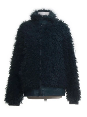 Mörkblå fluffig pälsjacka med dragkedja - Säljer en mörkblå pälsjacka med fluffig yta och hög krage. Jackan har dragkedja framtill och ribbad nederkant. Materialet är syntetpäls som ger en cool och mysig vibe. Perfekt för dig som vill sticka ut med en unik look. Från fransa❤️❤️❤️