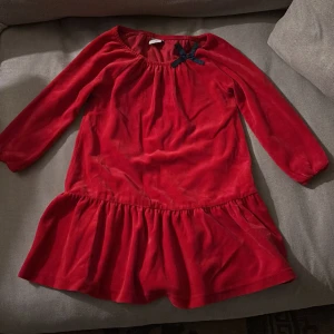 Julklänning sammet pop - Söt sammetsklänning med svart rosett i kragen. Fint skick, sparsamt använd. Strlk 98. Rök-djurfritt hem.