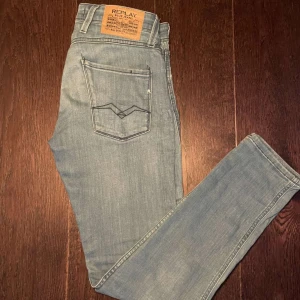 Replay anbass  - Hej säljer nu dessa tvär snygga replay jeans i modellen anbass som är i storlek 30/32 och färgen ljusblå. Skick 8.5/10. Kom dm för mer frågor 🙌