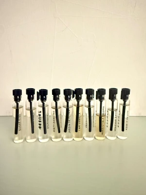 10-pack parfymprover från ESSNCE  - Tio parfymtesters från ESSNCE, de flesta helt fulla men alla är minst halvfulla. Dofterna är Sugar kiss, clean vibes, pink haze, dirty dancing, jardin de flora, i am vanilla, freshotic, irresistible enigma, perenne amore och keep it fruity. Nypris 450 kr