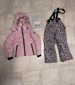 Rosa pufferjacka från McKinley och McKinley termobyxor   - Säljer en snygg ljusrosa pufferjacka från McKinley med huva och svarta detaljer. Jackan har två fickor med dragkedja och är perfekt för kalla dagar. Materialet är syntet och jackan är långärmad med ribbade muddar vid ärmslut. Tillhörande termobyxor strl 122!! 