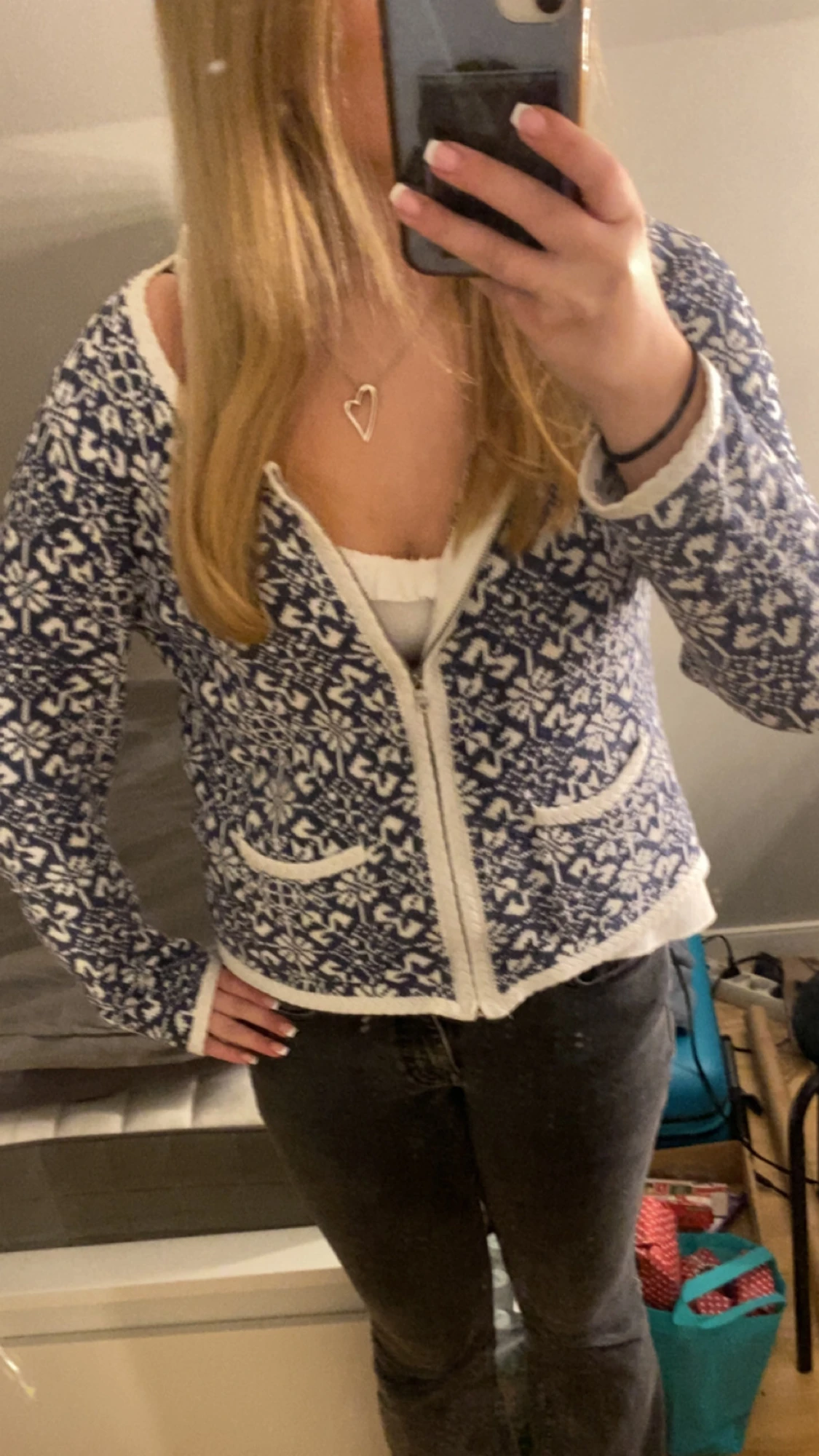 Blåvit mönstrad kofta med dragkedja