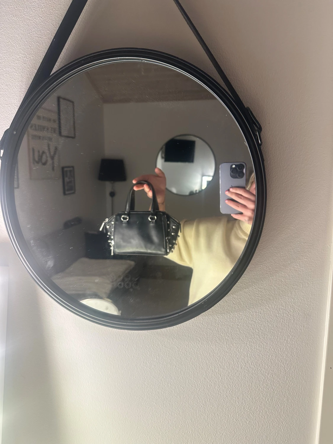 Svart handväska med nitar och dragkedjor - 2