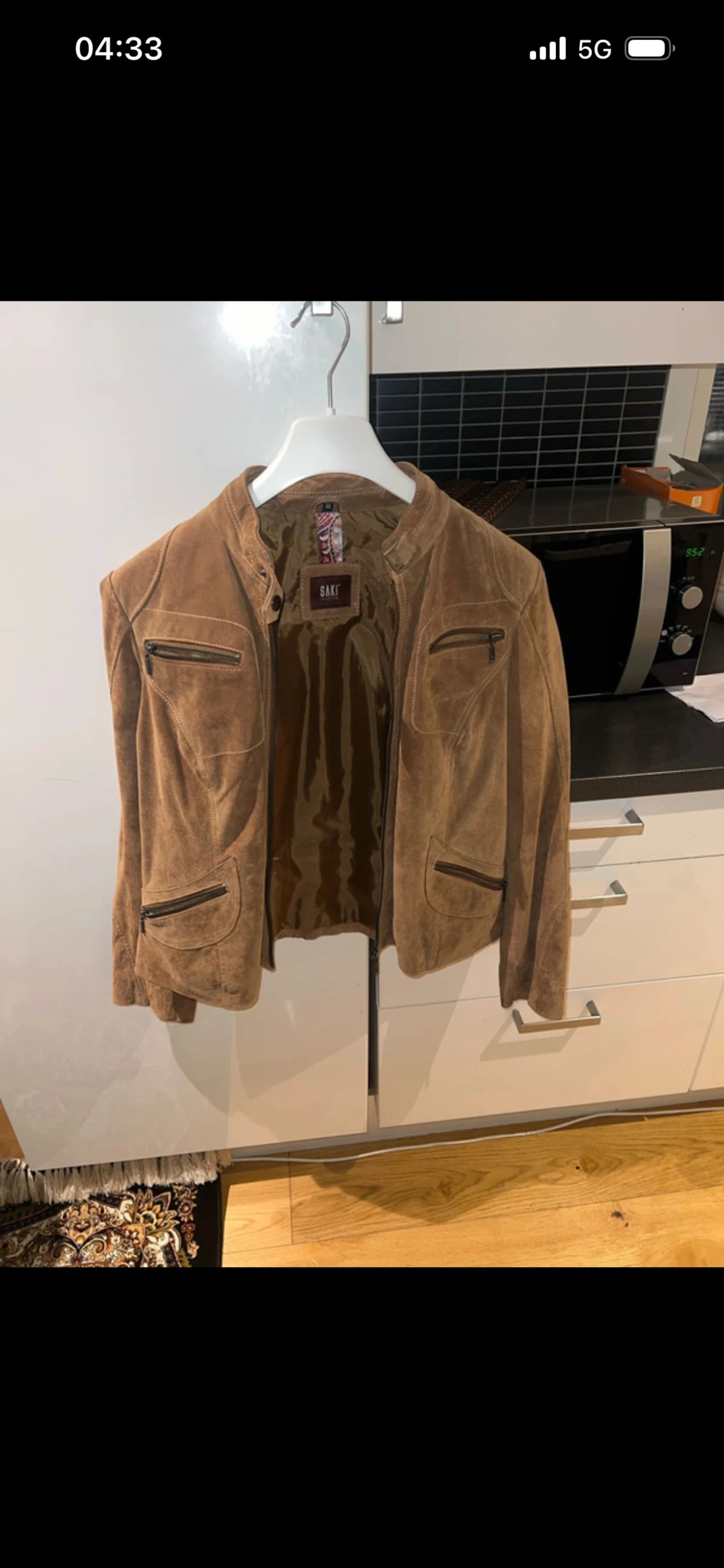 Brun mockajacka från Saki