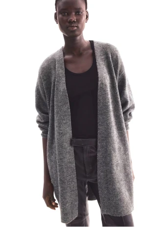 Ny! Grå lång kofta stickad  från H&M Stl xs - Mysig och oversized grå kofta från H&M med lång passform. Koftan är stickad i mjukt material, har långa ärmar och breda ribbade muddar. Perfekt att slänga på sig när det är kyligt ute. Aldrig använd 