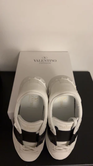 Valentino Garavani vita - Säljer ett par snygga Valentino Garavani sneakers Kommer med originalkartong och dustbag mm. Pris kan diskuteras!