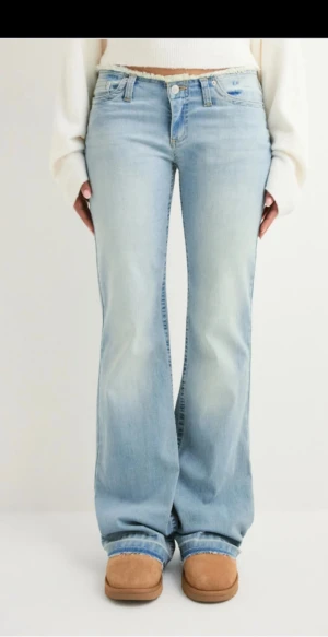 Bootcut jeans från Nelly💞 - No waist bootcut jeans från Nelly i strl 38! Superfina men något slitna längst ner (sista bilden)