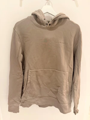 J.Linderberg Hoddie - Säljer min nästintill oanvända J.Lindeberg som är i riktigt fint skick. Det är en olivgrön hoddie med luva.