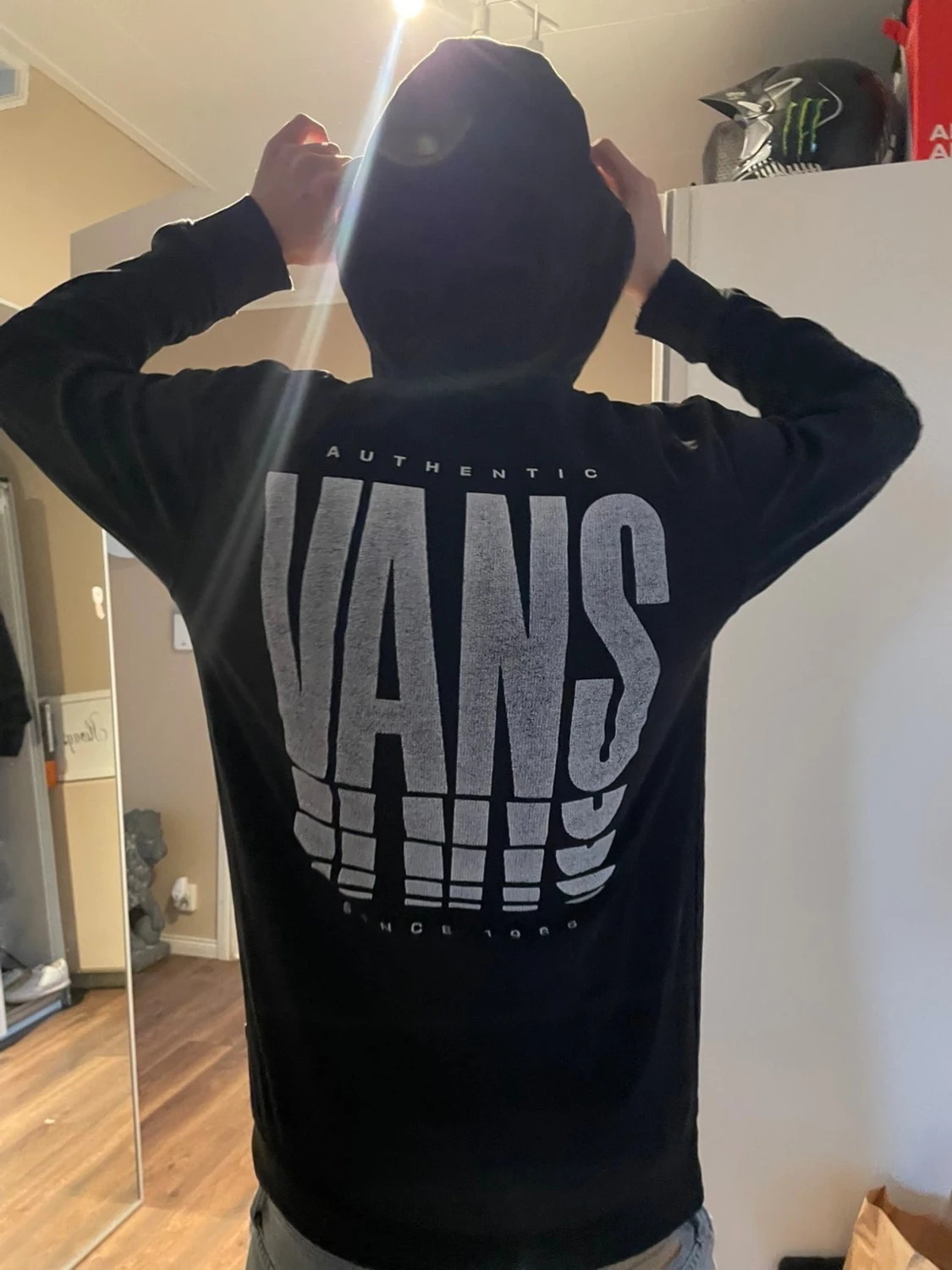 Svart hoodie från Vans med stor logga - 1