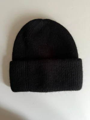 Svart mössa  - Svart mössa, aldrig använd. Kan tyvärr inte skicka med bild på då den inte passa mig därav säljer jag den. Kan gå ner i pris vid snabbt köp 